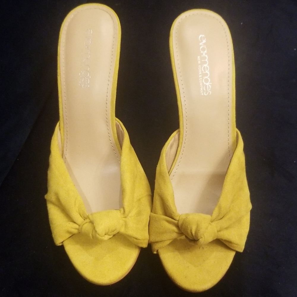 Eva mendes cute short heels shoes